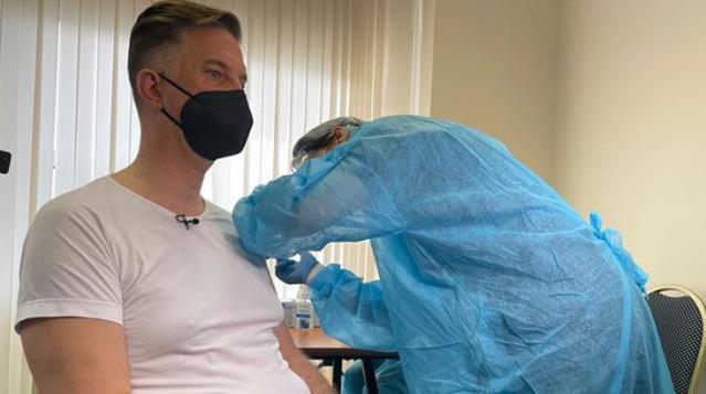 Skandal olay! Yanlışlıkla bir yerine beş doz aşı yapılan kişi hastaneye kaldırıldı