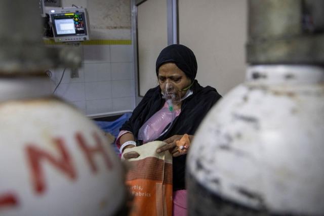 Son 24 saatte 200 binden fazla vakanın görüldüğü Hindistan'da artık iki hasta aynı yatakta tedavi görüyor