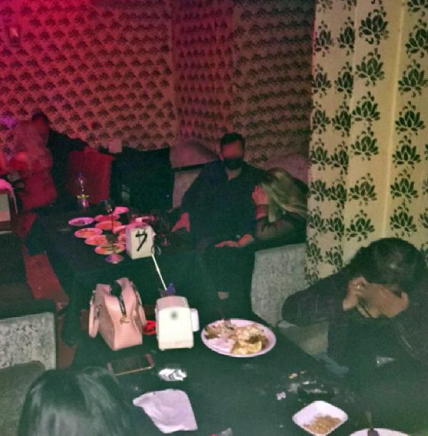 Eğlence mekanında baskın yiyen şahıslar, kanepe altlarına ve dolaplara saklandı