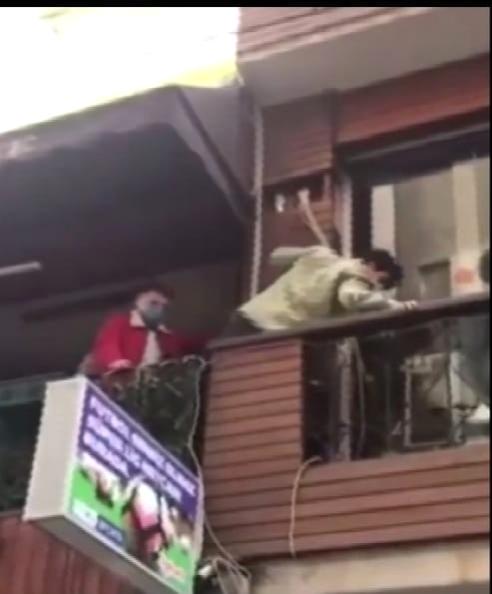 Son dakika haberi | Polisi görünce kafenin balkonundan yan balkona böyle kaçtılar