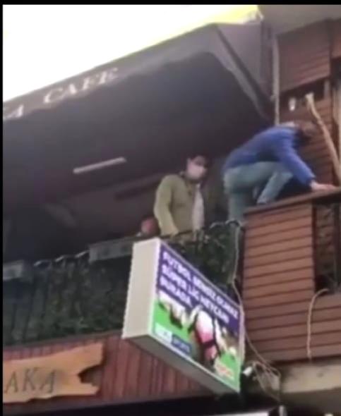 Son dakika haberi | Polisi görünce kafenin balkonundan yan balkona böyle kaçtılar