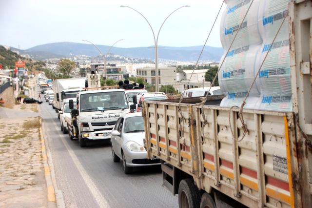 Tam kapanma öncesi yine aynı görüntü! Bodrum'un girişinde uzun araç kuyrukları oluştu