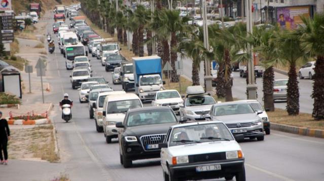 Tam kapanma öncesi yine aynı görüntü! Bodrum'un girişinde uzun araç kuyrukları oluştu