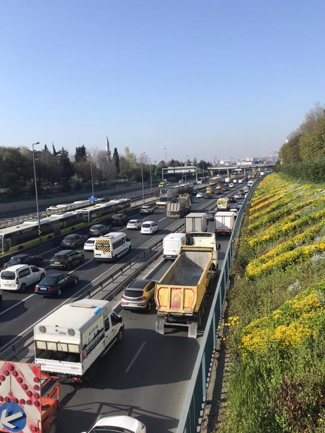 Tam kapanmanın ilk gününde trafik aldı başını gitti! Vatandaşlar da şaşkın