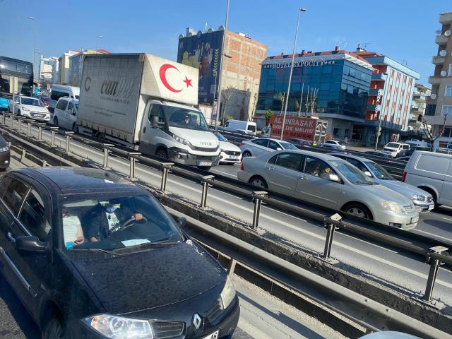 Tam kapanmanın ilk gününde trafik aldı başını gitti! Vatandaşlar da şaşkın