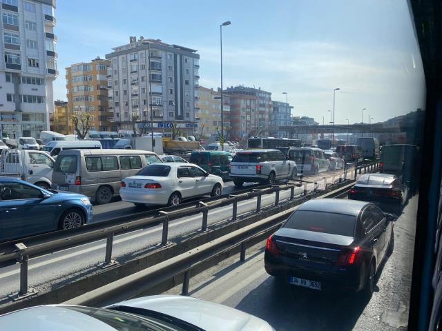 Tam kapanmanın ilk gününde trafik aldı başını gitti! Vatandaşlar da şaşkın