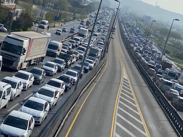 Tam kapanmanın ilk gününde trafik aldı başını gitti! Vatandaşlar da şaşkın