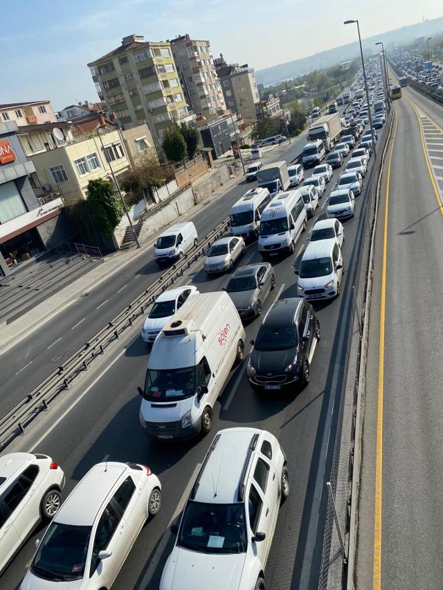 Tam kapanmanın ilk gününde trafik aldı başını gitti! Vatandaşlar da şaşkın
