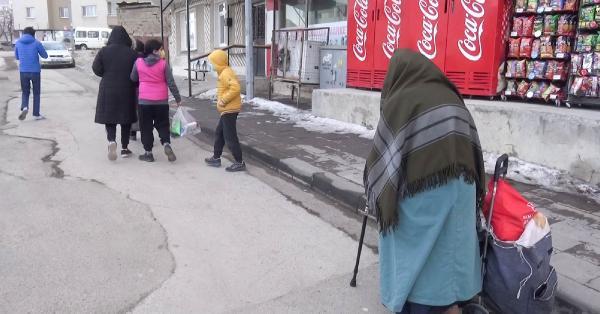 Koronavirüs testi pozitif çıkan yaşlı kadın, ambulansa binmemek için direndi