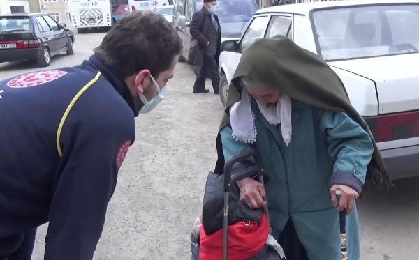 Koronavirüs testi pozitif çıkan yaşlı kadın, ambulansa binmemek için direndi