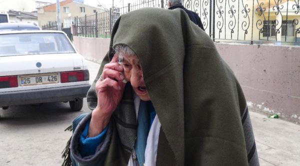 Koronavirüs testi pozitif çıkan yaşlı kadın, ambulansa binmemek için direndi