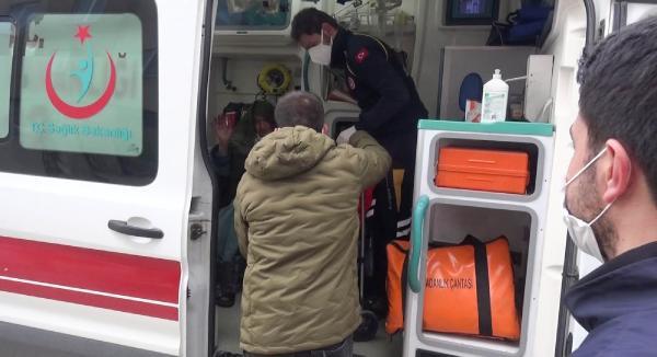 Koronavirüs testi pozitif çıkan yaşlı kadın, ambulansa binmemek için direndi