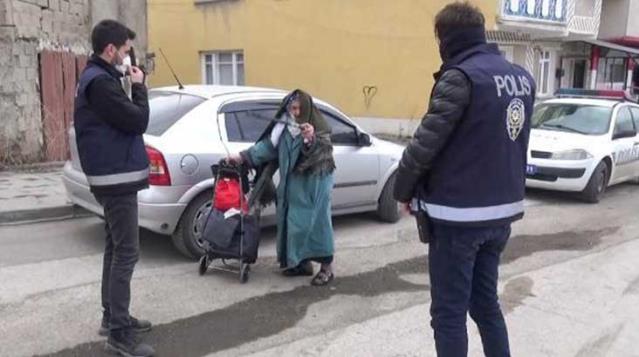 Koronavirüs testi pozitif çıkan yaşlı kadın, ambulansa binmemek için direndi