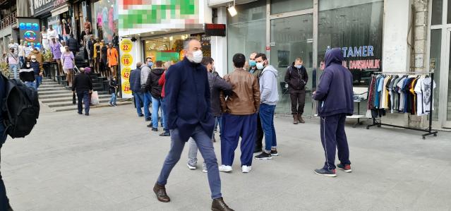 Ucuz baklava virüsü unutturdu, sosyal mesafe hiçe sayıldı