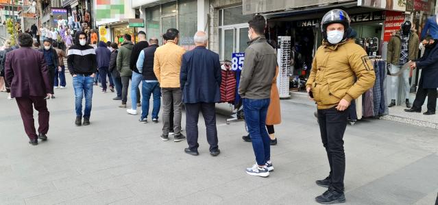 Ucuz baklava virüsü unutturdu, sosyal mesafe hiçe sayıldı