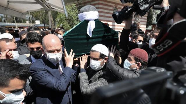 Vakaların rekor kırdığı süreçte Bakan Soylu'nun katıldığı kalabalık cenaze tepki çekti
