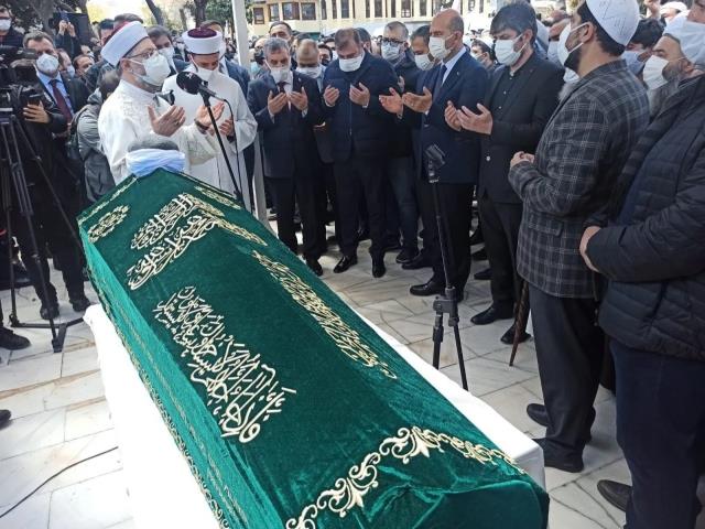 Vakaların rekor kırdığı süreçte Bakan Soylu'nun katıldığı kalabalık cenaze tepki çekti