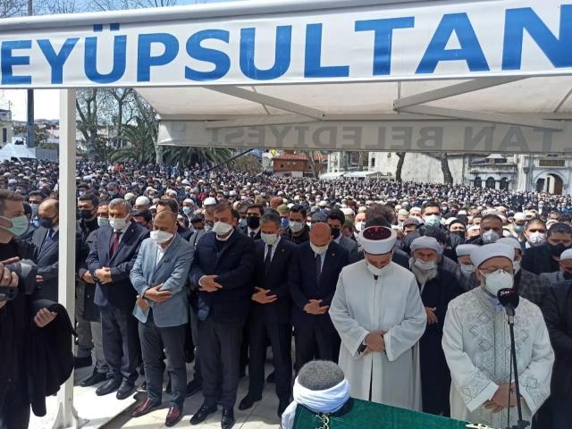 Vakaların rekor kırdığı süreçte Bakan Soylu'nun katıldığı kalabalık cenaze tepki çekti