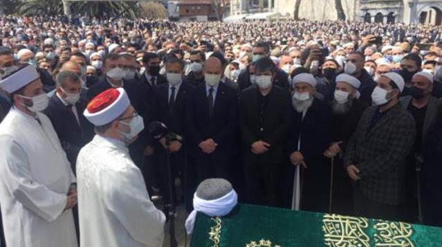 Vakaların rekor kırdığı süreçte Bakan Soylu'nun katıldığı kalabalık cenaze tepki çekti