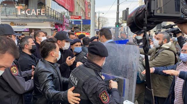  Yaşam hakkımızdan vazgeçmiyoruz diyen sağlık çalışanlarının eylemine polis müdahalesi