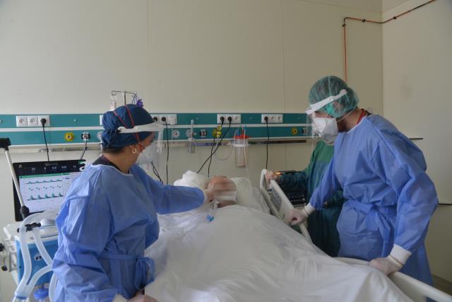 Yoğun bakım sorumlusu ülkedeki son durumu böyle gözler önüne serdi: Vakalar artmadı, patladı