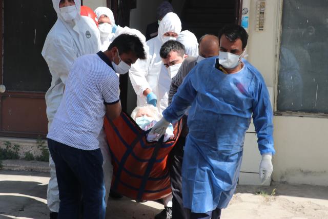 200 kiloluk koronalı hasta, balkon demirleri kesilerek evden çıkarıldı 200 kiloluk koronalı hasta, balkon demirleri kesilerek evden çıkarıldı