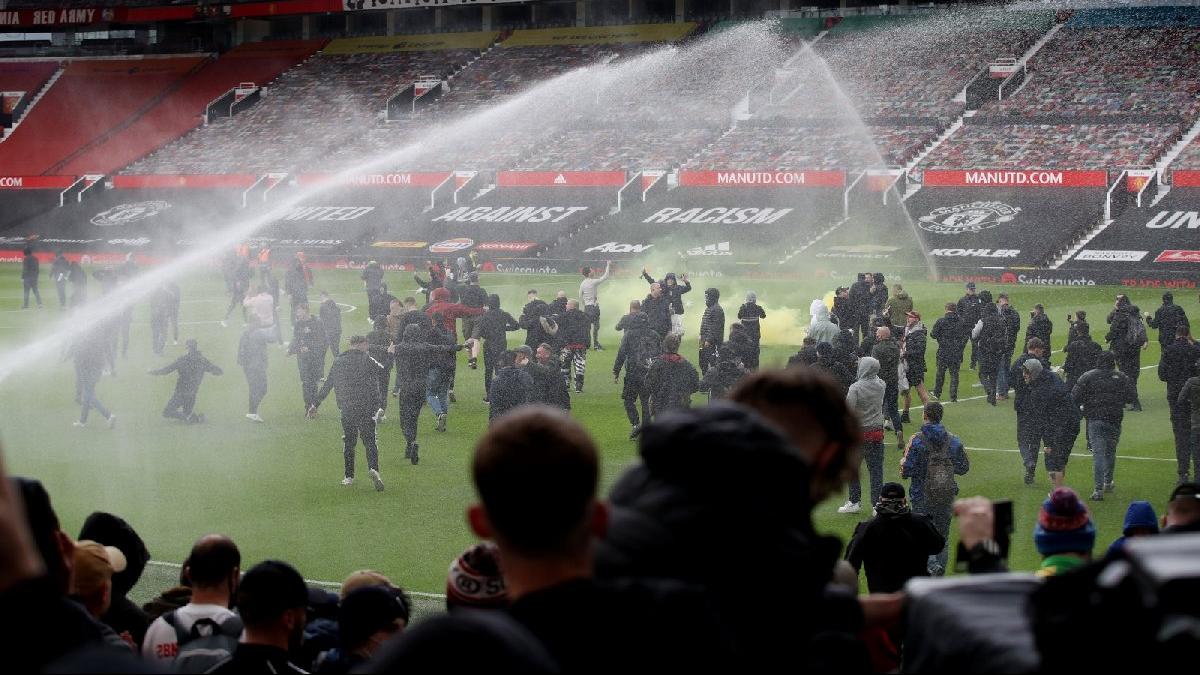 Manchester United taraftarı, Liverpool maçı öncesi stadı bastı! Glazer protestosu...