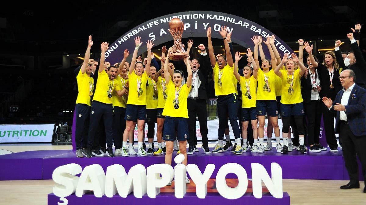 Galatasaray'ı deviren Fenerbahçe namağlup şampiyon!