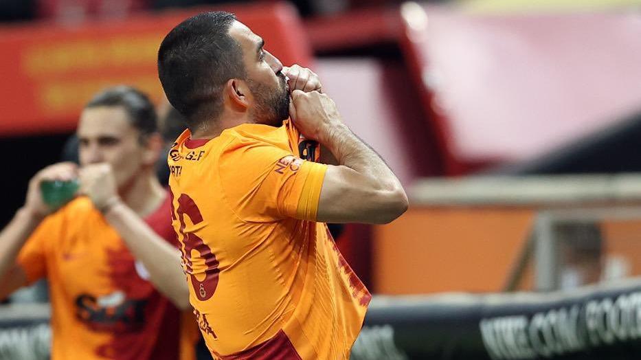 Arda Turan gece evinin önünden paylaştı