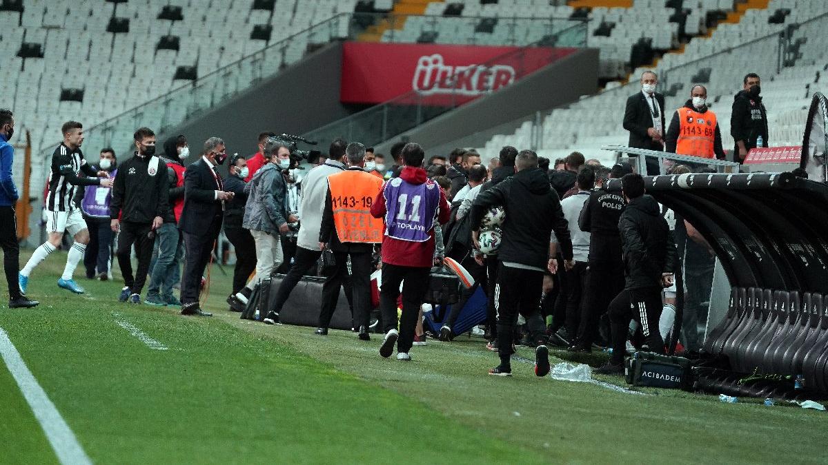 Beşiktaş'ta maç bitti, saha kenarı karıştı