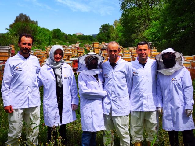Gram gram sağdığı arı sütünün kilosunu 8 bin liradan satıyor
