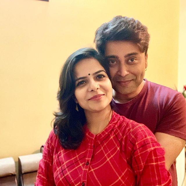 Hasta yatağında sağlık sistemini eleştiren aktör Rahul Vohra, koronavirüs nedeniyle yaşamını yitirdi