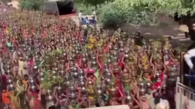 Ölülerin sokakta yakıldığı ülkede yüzlerce kadın tapınağa yürüdü! Sebebi saç baş yoldurdu