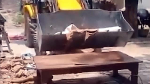Hindistan'da durum vahim! Cesetler 280 TL'ye kiralanan dozerlerle taşınıyor