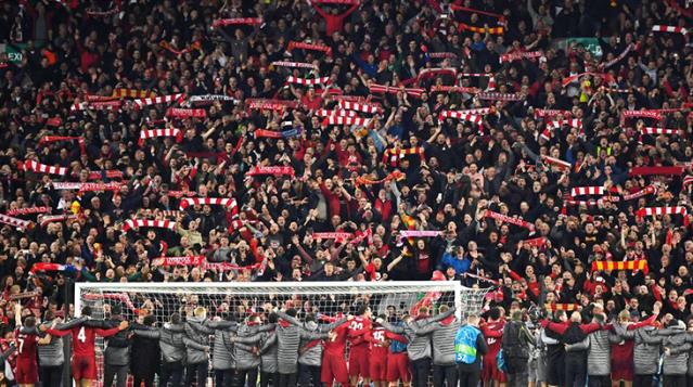 İngiltere Premier Lig'de taraftarlar tribünlere geri dönüyor