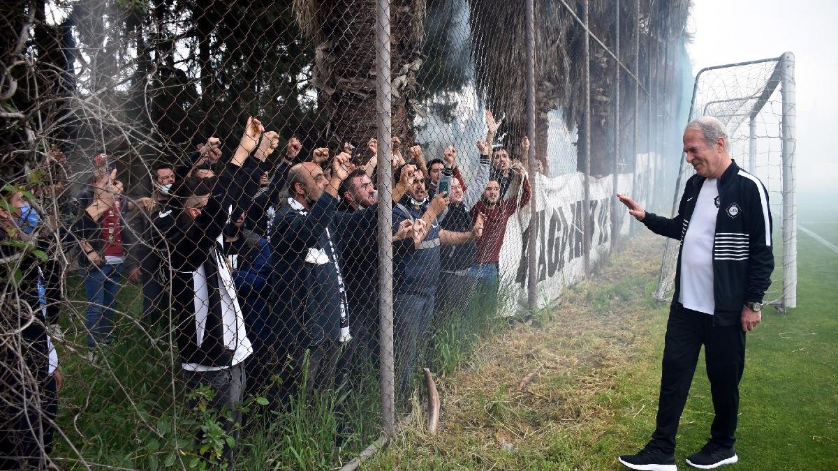 Mustafa Denizli'ye Altay'ın başındaki ilk idmanda meşaleli karşılama