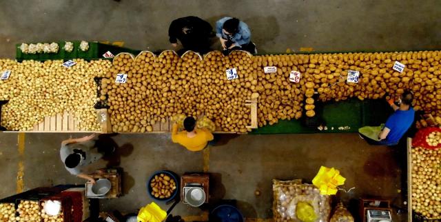 Pazarlar bugün yeniden açılınca marketlerin fiyat oyunu deşifre oldu