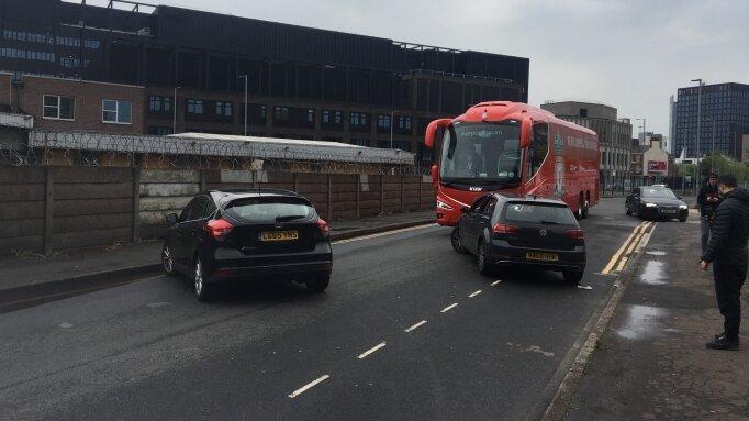 Manchester United taraftarı Liverpool otobüsünün lastiklerini patlattı