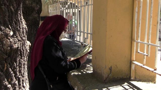 Yasak nedeniyle mezarlığa giremeyen vatandaşlar duvarın ardından Fatiha okudu