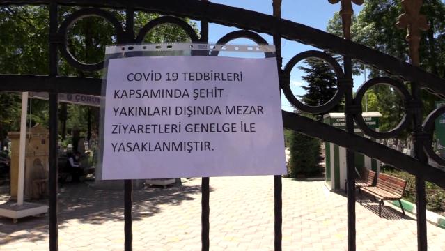 Yasak nedeniyle mezarlığa giremeyen vatandaşlar duvarın ardından Fatiha okudu