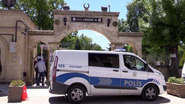 Yasak nedeniyle mezarlığa giremeyen vatandaşlar duvarın ardından Fatiha okudu