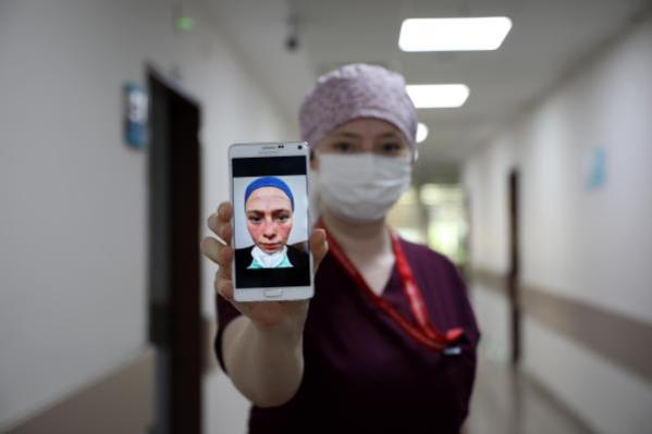 Yüzünün fotoğrafı sosyal medyada elden ele dolanan Seher hemşire konuştu: Evde bile hissediyorum