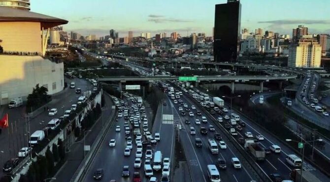 4 günlük yasağa saatler kala İstanbul’da trafik yoğunluğu