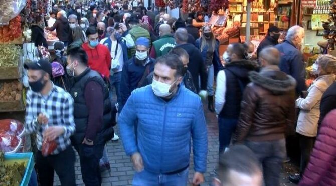 4 günlük yasak öncesi Eminönü’nde alışveriş yoğunluğu