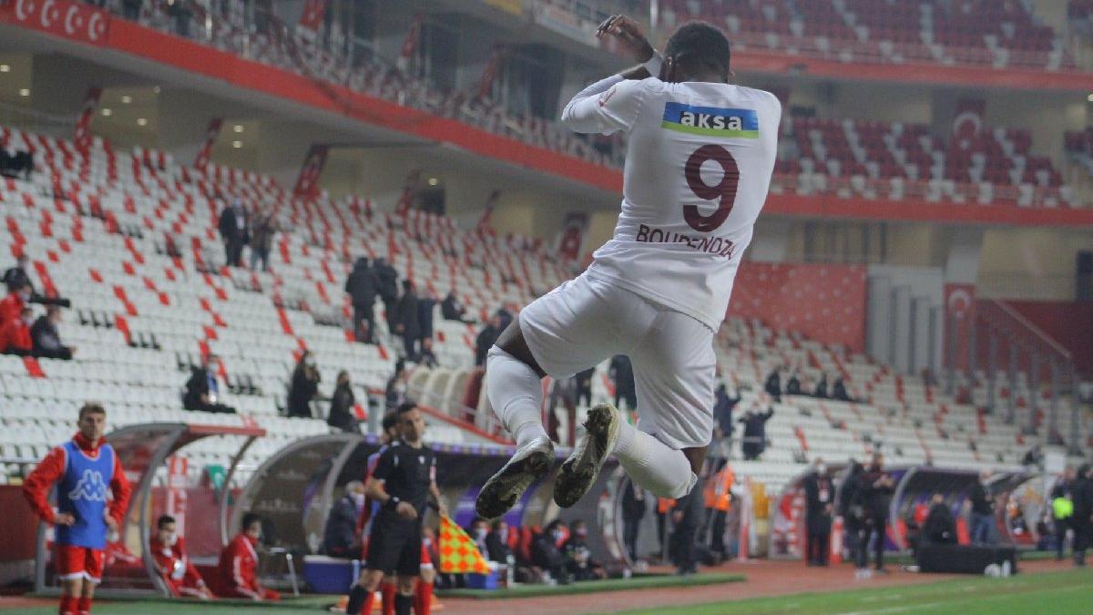 Aaron Boupendza’dan tarihe geçen performans