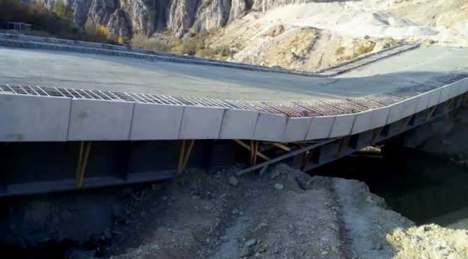 Açılmadan çöken köprüyü yapan şirkete anıt kıyağı