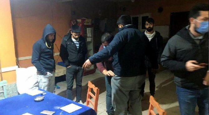 Adana’da corona baskını: Camdan atlayarak kaçmaya çalıştılar