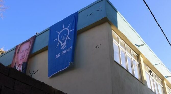 AKP ilçe binasını uzun namlulu silahlarla taradılar