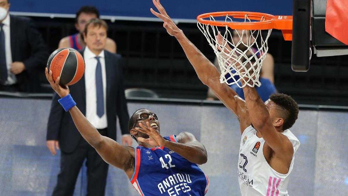 Anadolu Efes evinde yıkıldı