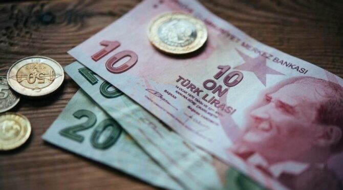 Asgari ücrete tepki gösteren vatandaş: Kendileri bir geçinsin ondan sonra biz de geçiniriz